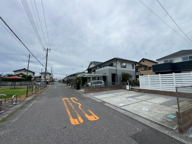 -三丁目不動産-　羽生市南羽生2丁目　令和3年築の前面道路含む現地写真