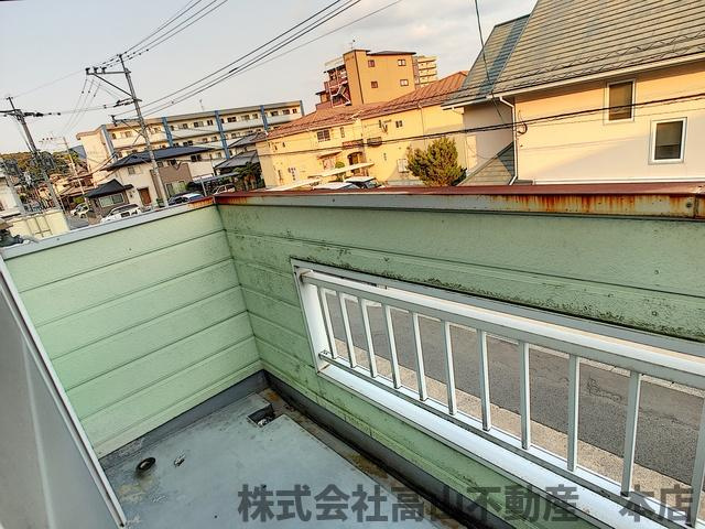 宗像市赤間３丁目のアパートのバルコニー