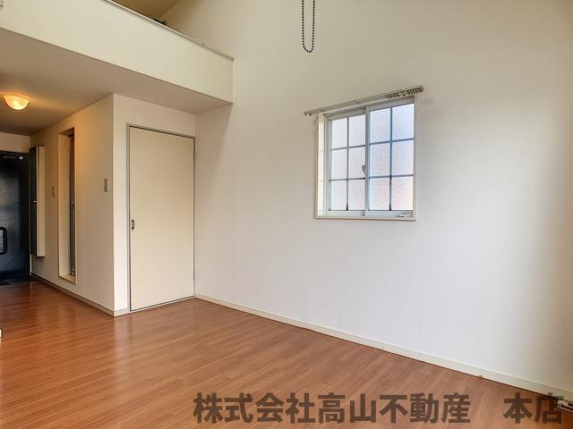 宗像市赤間３丁目のアパートの居間・リビング