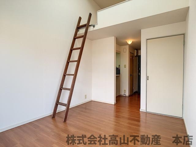 宗像市赤間３丁目のアパートの居間・リビング