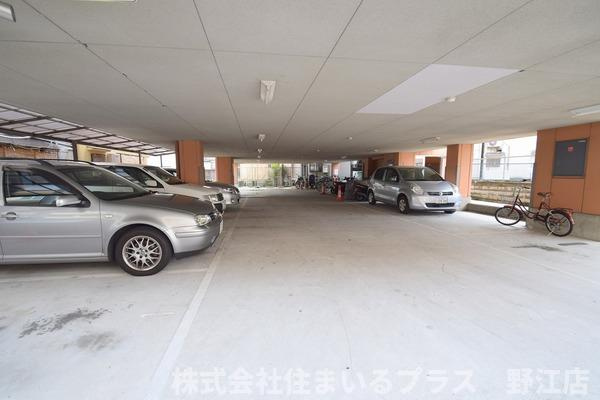 エタージュ中宮の駐車場