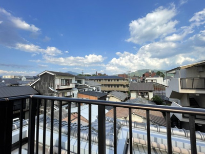 【展望】 | コスモ吉田近衛通 | 周囲に高い建物がなく、大文字山をくっきりと望む開放的な眺望。
京都の四季を感じながら、贅沢な時間を過ごせます。