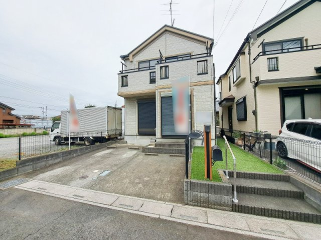 【外観】 | 新座市新堀1丁目　中古一戸建住宅　(保谷店) | 2台駐車可能！セカンドカーをお持ちの方やお車での来客の多い方、自転車やバイクを停めたい方にもおすすめです。(車種によりことなります)