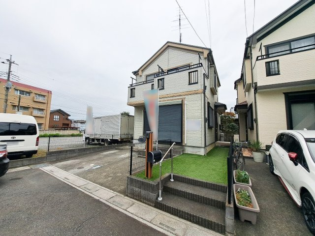 【外観】 | 新座市新堀1丁目　中古一戸建住宅　(保谷店) | 約32坪のゆったりとした敷地面積。南東道路に面しており陽当たりも良好です。