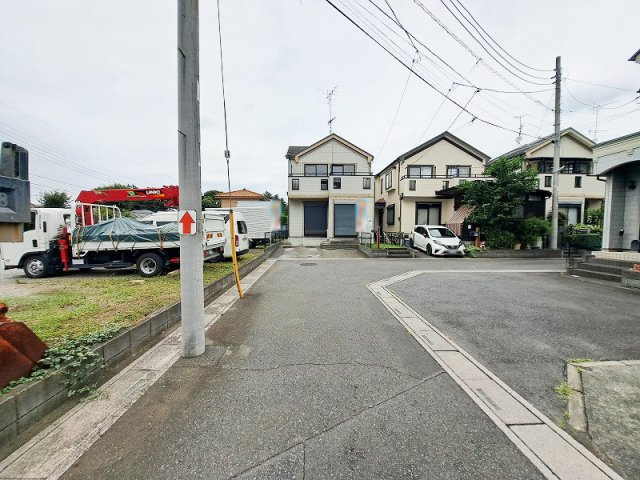 【前面道路含む現地写真】 | 新座市新堀1丁目　中古一戸建住宅　(保谷店) | 前面道路は住民の方以外の交通が少なく安心感があります。