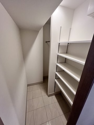 びゅうリエット横浜東神奈川の内装|シューズクローク　※別号室の参考写真です(現況優先・仕様違いの場合あり)