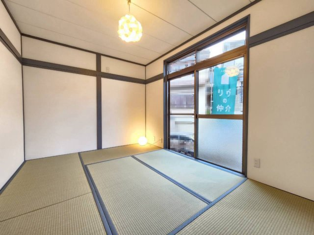 向日市寺戸町古城の和室|1階 和室
客間や書斎としても柔軟に活用できます。