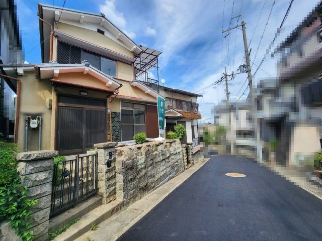 向日市寺戸町古城の前面道路含む現地写真|約7.7ｍの広い間口で明るい光が差し込みます。