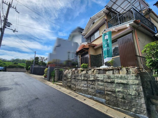 向日市寺戸町古城の前面道路含む現地写真|現地、緑色のぼりが目印です。