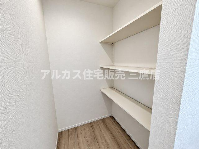 国分寺市北町3丁目　西武国分寺線　鷹の台駅　新築戸建の収納|可動棚を備えた使い勝手の良いパントリースペース。食品のストックや生活用品をまとめて収納するのに役立ちます。  