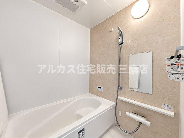 国分寺市北町3丁目　西武国分寺線　鷹の台駅　新築戸建の浴室|やさしい色合いのアクセントパネルが落ち着く浴室。横長カウンターやスライドバーなど使い勝手のよい設備が揃います。  
