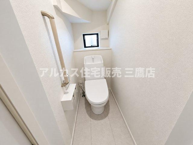 国分寺市北町3丁目　西武国分寺線　鷹の台駅　新築戸建のトイレ|手すりや温水洗浄便座を備えた安心感のあるトイレ。小窓が配置されており、いつでもすっきりと換気が行えます。   
