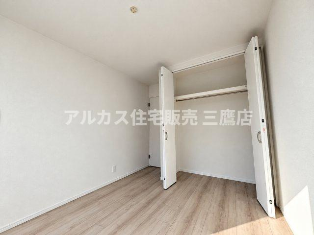 国分寺市北町3丁目　西武国分寺線　鷹の台駅　新築戸建の洋室|間口の広いクローゼットが魅力的な洋室。丈の長い衣類もきれいに掛けられ、整理整頓に重宝します。