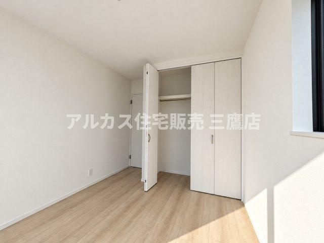 国分寺市北町3丁目　西武国分寺線　鷹の台駅　新築戸建の洋室|白基調の建具が清潔感を高める明るい洋室。クローゼット付きで、生活空間をスマートに保てます。   