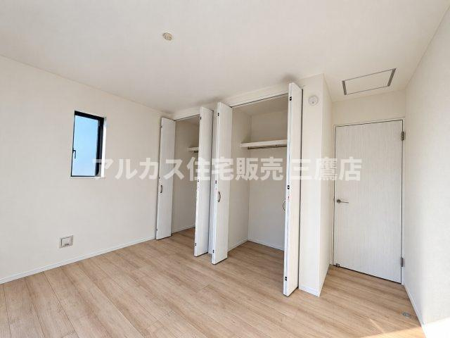国分寺市北町3丁目　西武国分寺線　鷹の台駅　新築戸建の洋室|収納力のあるクローゼットを並列で備えた洋室。衣類や季節物のアイテムを分けてすっきりしまえます。  