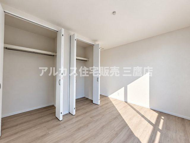 国分寺市北町3丁目　西武国分寺線　鷹の台駅　新築戸建の洋室|日差しが広がる心地よい洋室。大容量の折れ戸式クローゼットを備え、お部屋の美観を維持しやすい設計です。