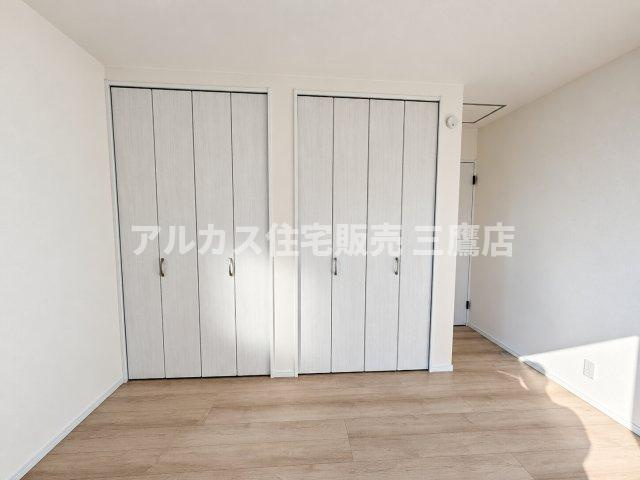 国分寺市北町3丁目　西武国分寺線　鷹の台駅　新築戸建の洋室|壁面いっぱいに設けた大型クローゼットが特徴の洋室。すっきりとした内装でインテリアも映えます。