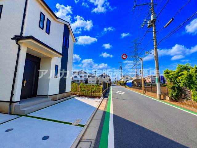 国分寺市北町3丁目　西武国分寺線　鷹の台駅　新築戸建の前面道路含む現地写真|歩道スペースが色分けされたきれいに整備された前面道路。見通しが良く、お車での出入りもスムーズに行えます。   
