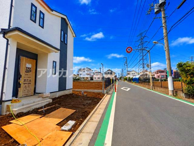 国分寺市北町3丁目　西武国分寺線　鷹の台駅　新築戸建の前面道路含む現地写真