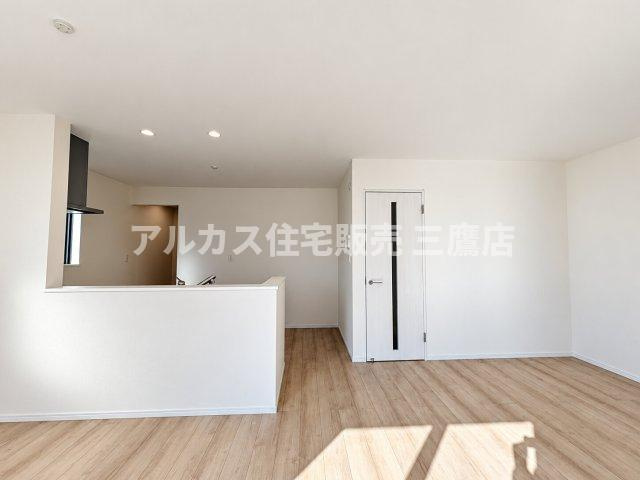 国分寺市北町3丁目　西武国分寺線　鷹の台駅　新築戸建の居間・リビング|キッチンからリビング全体を見渡せる安心のレイアウト。ご家族との会話を楽しみながら過ごせる温かみのある空間です。