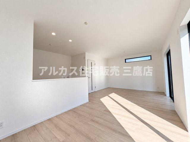国分寺市北町3丁目　西武国分寺線　鷹の台駅　新築戸建の居間・リビング|すっきりとした空間設計が魅力のLDK。インテリアコーディネートもしやすく、お好みの家具配置を楽しめます。