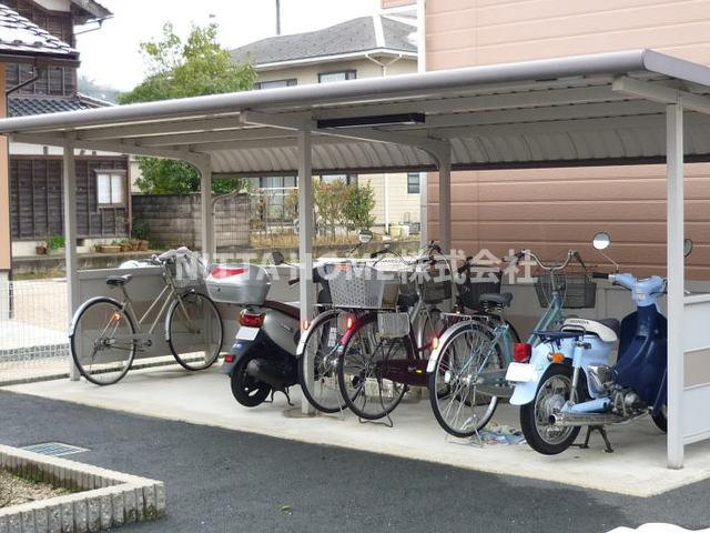 京丹後市峰山町荒山のアパートのその他共用部分|屋根付きの駐輪場もあります★