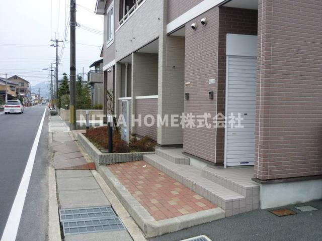 京丹後市峰山町荒山のアパートのエントランス