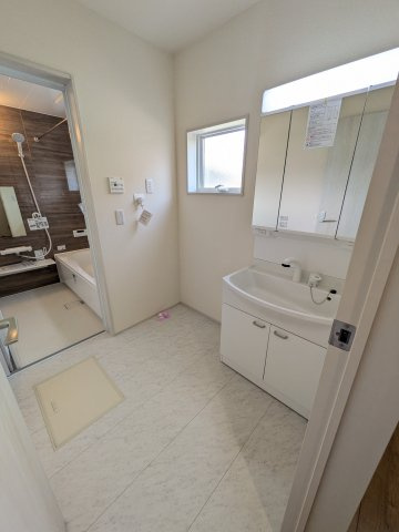 【いわき市錦町江栗1丁目／全5棟／1号棟】　生活応援プレゼントキャンペーン実施中！の独立洗面台|◆洗面所の写真です◆　洗面台は朝をすっきりさせてくれる空間としては大切な空間です。バタバタしている忙しい朝でも収納が多い洗面台では短い時間で効率良く支度ができます。