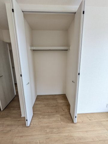 【いわき市錦町江栗1丁目／全5棟／1号棟】　生活応援プレゼントキャンペーン実施中！の収納|◆収納スペースの写真です◆　十分な広さがあるので収納には困りませんね♪　お手持ちの衣類ケースなども置ける大空間で、寝室がスッキリ使えます。