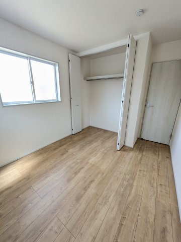 【いわき市錦町江栗1丁目／全5棟／1号棟】　生活応援プレゼントキャンペーン実施中！の洋室|◆居室の写真です◆　木の温もりがナチュラルでくつろげる空間ですね♪　子供部屋としても、寝室としても、どんなインテリアにしようか…選ぶ楽しみが増えますね♪