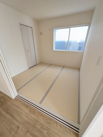 【いわき市錦町江栗1丁目／全5棟／1号棟】　生活応援プレゼントキャンペーン実施中！の和室|◆和室の写真です◆　お泊りに来た親戚や来客時、ちょっと横になりたい時にあると便利です♪　和の雰囲気が心を落ち着かせてくれますね♪