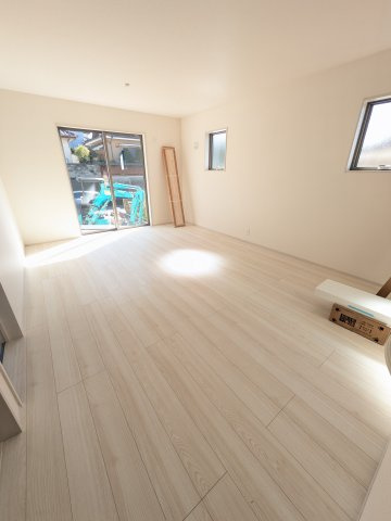【常磐上湯長谷町第4】　デザイナーズ新築建売住宅　1号棟　新生活応援キャンペーン実施中！の居間・リビング|同施工◆リビング写真です◆木の温もりがやさしいフローリングは安らぎをもたらすプライベート空間♪大きな窓のあるリビングは、陽光あふれる明るく居心地も良くご家族皆がゆったり寛げる憩いの空間となりそうです

