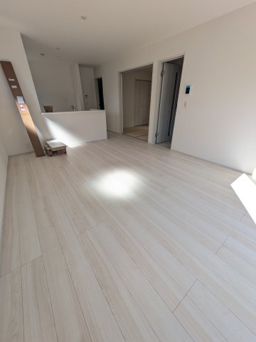 【常磐上湯長谷町第4】　デザイナーズ新築建売住宅　1号棟　新生活応援キャンペーン実施中！の居間・リビング|同施工◆リビングの写真です◆　ホームパーティーも盛り上がりそうなおしゃれなリビング♪　広いリビングで快適に、ゆったりと過ごせますね♪