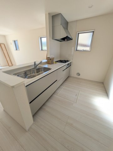 【常磐上湯長谷町第4】　デザイナーズ新築建売住宅　1号棟　新生活応援キャンペーン実施中！のキッチン|◆キッチンの写真です◆　デザイン性と機能性を兼ね備えたキッチンです。　対面式キッチンは、家族の会話が途切れませんね♪