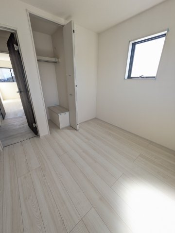 【常磐上湯長谷町第4】　デザイナーズ新築建売住宅　2号棟　新生活応援キャンペーン実施中！の洋室|◆居室の写真です◆　柔らかい陽光が差し込む明るいお部屋を演出☆　使い勝手の良い間取りなので、ご家族の状況の変化にも耐えられますね。