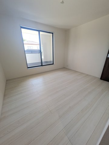 【常磐上湯長谷町第4】　デザイナーズ新築建売住宅　2号棟　新生活応援キャンペーン実施中！の洋室|◆居室の写真です◆　日当たり良好の居室は気持ちが良いですね。　家族構成によって色んなアレンジを加えられます♪それぞれにプライベートなスペースを持ち、子どもたちの成長も見守ることができますね。