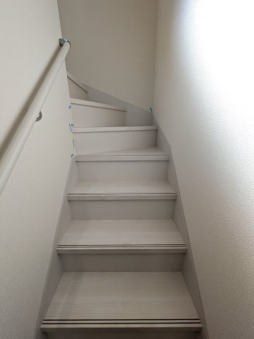 【常磐上湯長谷町第4】　デザイナーズ新築建売住宅　2号棟　新生活応援キャンペーン実施中！の内装|◆階段の写真です◆　
階段は家族がほぼ毎日通る動線の為、安全上の配慮が必要です！
階段は手すり付きなので、小さなお子様からご年配の方まで安心ですね♪



