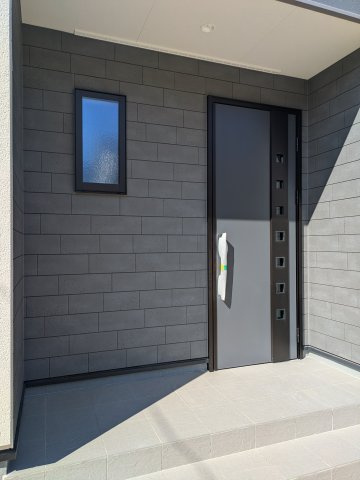 【常磐上湯長谷町第4】　デザイナーズ新築建売住宅　2号棟　新生活応援キャンペーン実施中！の玄関|◆玄関の写真です◆
お洒落な玄関は気分が良いですね♪広々とした玄関になっております。　ご両親やお友達が来ても、靴の置き場に困ることはありません。収納力たっぷりで、整理整頓も楽ちんですね。

