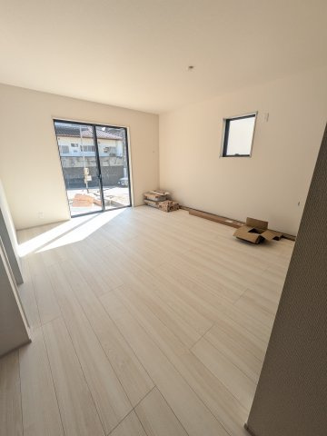 【常磐上湯長谷町第4】　デザイナーズ新築建売住宅　2号棟　新生活応援キャンペーン実施中！の居間・リビング|同施工◆リビング写真です◆木の温もりがやさしいフローリングは安らぎをもたらすプライベート空間♪大きな窓のあるリビングは、陽光あふれる明るく居心地も良くご家族皆がゆったり寛げる憩いの空間となりそうです
