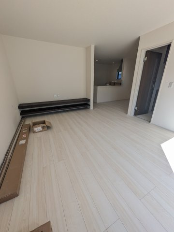 【常磐上湯長谷町第4】　デザイナーズ新築建売住宅　2号棟　新生活応援キャンペーン実施中！の居間・リビング|◆リビングの写真です◆　ホームパーティーも盛り上がりそうなおしゃれなリビング♪　広いリビングで快適に、ゆったりと過ごせますね♪