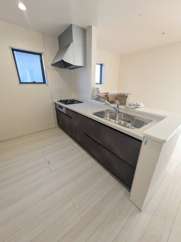 【常磐上湯長谷町第4】　デザイナーズ新築建売住宅　2号棟　新生活応援キャンペーン実施中！のキッチン|同施工◆キッチンの写真です◆　デザイン性と機能性を兼ね備えたキッチンです。　対面式キッチンは、家族の会話が途切れませんね♪