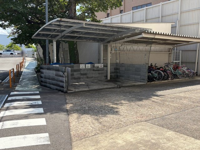 ネオコーポラス島ノ内A棟の駐車場
