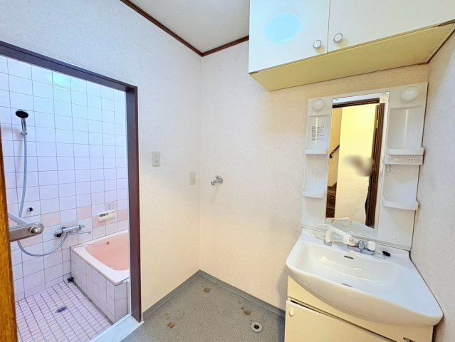下津林番条町の独立洗面台