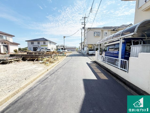 岸和田市上松町　新築一戸建ての前面道路含む現地写真|周辺は落ち着いた街並みの住宅地！子育てがしやすい住環境です！まだ未完成ですが、現地でしかわからない事もございます。是非一度ご覧ください。