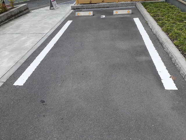 京都市山科区勧修寺西金ケ崎のアパートの駐車場