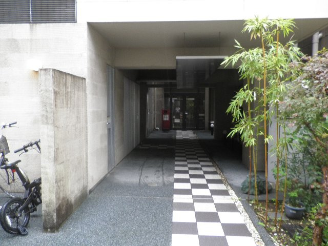 ｆ．のエントランス
