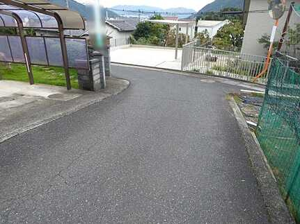 安佐北区亀山5丁目中古戸建の前面道路含む現地写真