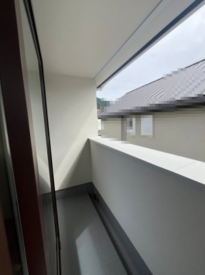 【バルコニー】 | 唐櫃台２丁目　新築戸建 | 多少の雨でも庇があるので濡れずに済みます。