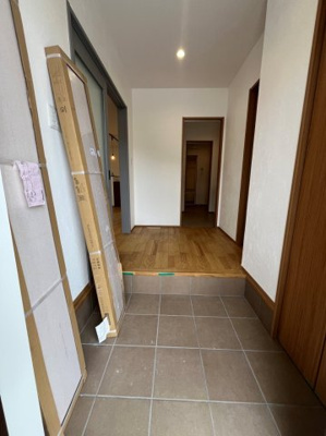 【玄関】 | 唐櫃台２丁目　新築戸建 | 明るい玄関が皆様をお迎えしてくれます。