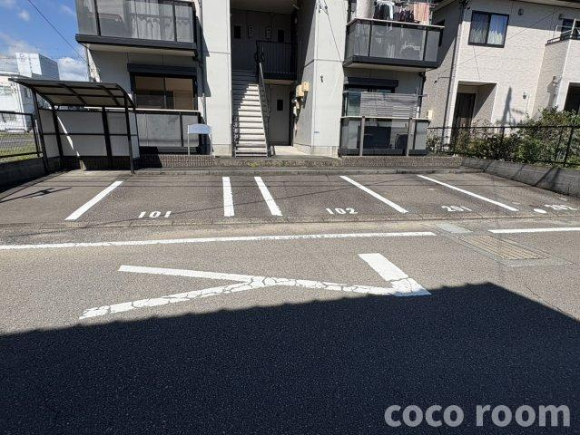 ホームズウィステリアの駐車場